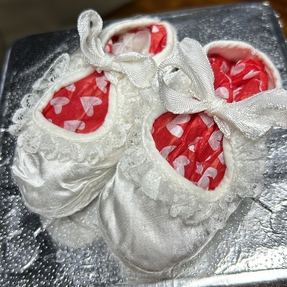 Christening booties satin & lace with ribbon ties infant size vintage 36 years - Picture 8 of 11